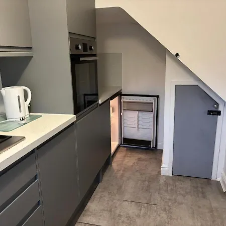 Апартаменты 1-bed Suburban Terraced With Parking *
